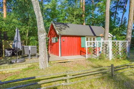 Kolonistuga med ungefärlig adress Aprilvägen 1 Söndrum havssidan