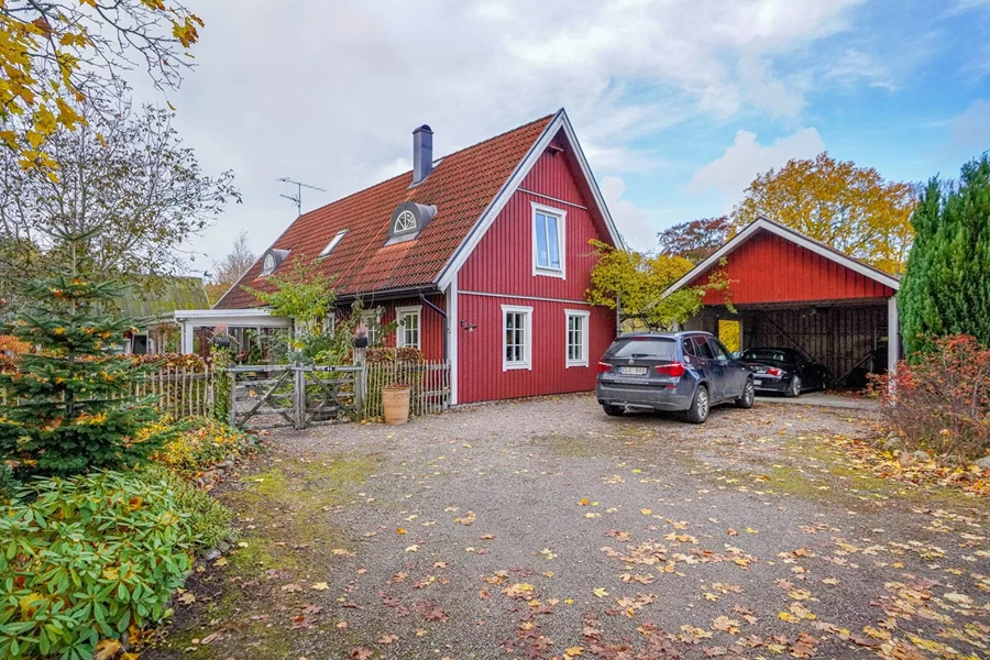Stora huset med carport byggt 1999